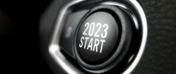 Bouton de démarrage auto avec mention "2023 start"